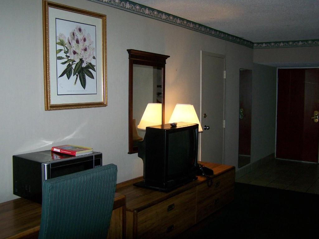 Seasons Inn And Suites Fort Smith Room photo