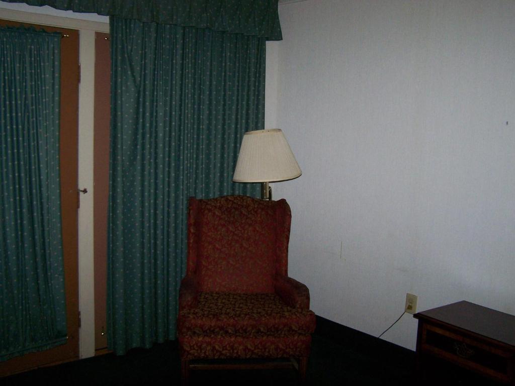 Seasons Inn And Suites Fort Smith Room photo