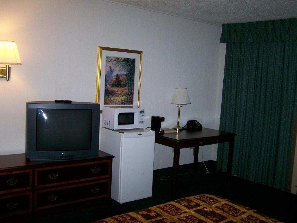 Seasons Inn And Suites Fort Smith Room photo